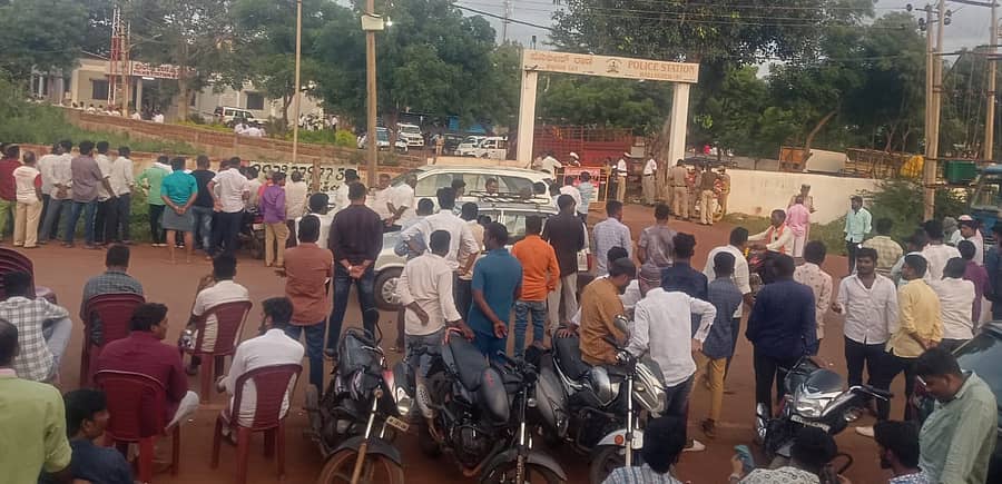 ಹುಮನಾಬಾದ್ ತಾಲ್ಲೂಕಿನ ಹಳ್ಳಿಖೇಡ್ ಬಿ.ಪಟ್ಟಣದ ಪೊಲೀಸ್ ಠಾಣೆ ಎದುರು  ಜಮಾಯಿಸಿದ ಬಿಜೆಪಿ– ಕಾಂಗ್ರೆಸ್ ಕಾರ್ಯಕರ್ತರು