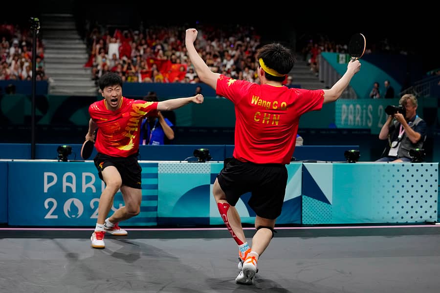 ಪುರುಷರ ತಂಡ ವಿಭಾಗದಲ್ಲಿ ಮೊದಲ ಡಬಲ್ಸ್ ಗೆದ್ದ ಮಾ ಲಾಂಗ್ ಮತ್ತು ವಾಂಗ್ ಚುಕಿನ್ (ಎಡಗಡೆ) ಅವರ ಸಂಭ್ರಮ. ಚೀನಾ ಫೈನಲ್ನಲ್ಲಿ ಸ್ವೀಡನ್ ತಂಡವನ್ನು 3–0 ಯಿಂದ ಸೋಲಿಸಿತು.
ಎಪಿ/ಪಿಟಿಐ ಚಿತ್ರ