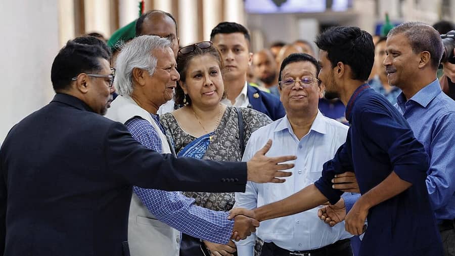 <div class="paragraphs"><p>ಬಾಂಗ್ಲಾದೇಶದ ಢಾಕಾದಲ್ಲಿರುವ ಹಜರತ್ ಶಹಜಾಲಾಲ್‌ ಅಂತರರಾಷ್ಟ್ರೀಯ ವಿಮಾನ ನಿಲ್ದಾಣದಲ್ಲಿ ಮಹಮ್ಮದ್ ಯೂನಸ್ ಅವರನ್ನು ವಿದ್ಯಾರ್ಥಿ ಸಂಘಟನೆಯ ನಾಯಕರು ಭೇಟಿಯಾಗಿ ಅಭಿನಂದಿಸಿದರು</p></div>