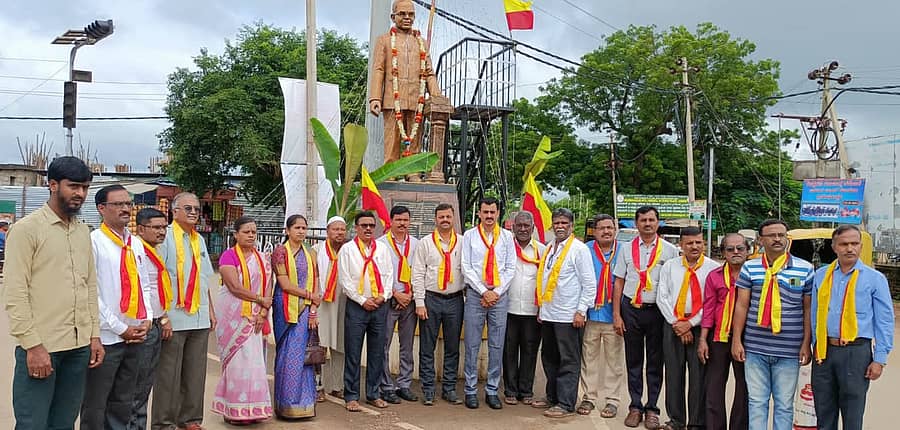 ಸವಣೂರು ಪಟ್ಟಣದ ಸಾರಿ ದುರ್ಗಾದೇವಿ ದೇವಸ್ಥಾನದ ಹತ್ತಿರದಲ್ಲಿರುವ ಡಾ. ವಿ.ಕೃ.ಗೋಕಾಕ ವೃತ್ತದಲ್ಲಿಯ ಡಾ. ವಿ.ಕೃ.ಗೋಕಾಕ ಅವರ ಮೂರ್ತಿಗೆ ಉಪವಿಭಾಗಾಧಿಕಾರಿ ಮೊಹಮ್ಮದ ಖಿಜರ್ ಮಾಲಾರ್ಪಣೆ ಮಾಡಿರುವ .
