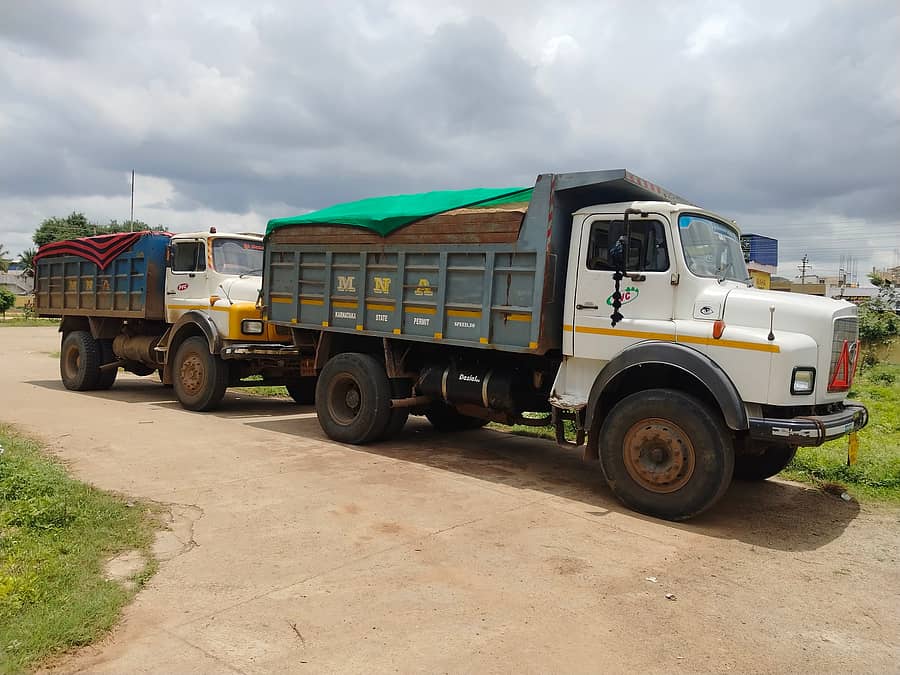 ಸಾಸ್ವೆಹಳ್ಳಿ ಸಮೀಪದ ಲಿಂಗಾಪುರದ ಬಳಿ ಶುಕ್ರವಾರ ಮುಂಜಾನೆ ಅಕ್ರಮವಾಗಿ ಸಾಗಿಸುತ್ತಿದ್ದ ಎರಡು ಮರಳು ತುಂಬಿದ ಲಾರಿಯನ್ನು ಪೊಲೀಸರು ವಶಪಡಿಸಿಕೊಂಡಿದ್ದಾರೆ