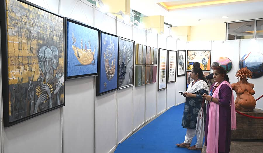 ಬುಕ್ ಬ್ರಹ್ಮ ಸಾಹಿತ್ಯ ಉತ್ಸವದಲ್ಲಿ ಚಿತ್ರಕಲಾ ಪ್ರದರ್ಶನ ವೀಕ್ಷಿಸುತ್ತಿರುವುದು - ಪ್ರಜಾವಾಣಿ ಚಿತ್ರ