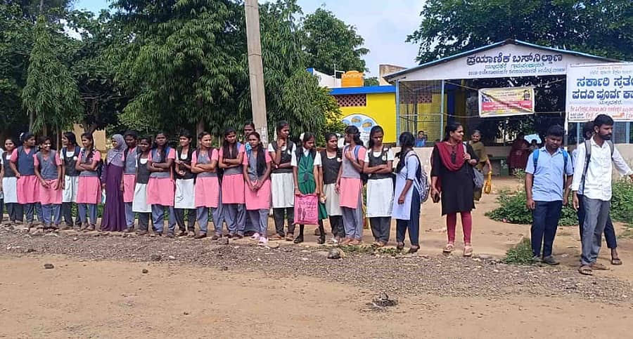 ಹಿರಿಯೂರು ತಾಲ್ಲೂಕಿನ ಯಲ್ಲದಕೆರೆ ಗ್ರಾಮದ ಬಸ್ ನಿಲ್ದಾಣದಲ್ಲಿ ಚಿತ್ರದುರ್ಗ–ಹಿರಿಯೂರಿನಲ್ಲಿರುವ ಕಾಲೇಜುಗಳಿಗೆ ಹೋಗಲು ಬಸ್ಸಿಗಾಗಿ ಕಾಯುತ್ತಿರುವ ವಿದ್ಯಾರ್ಥಿಗಳು