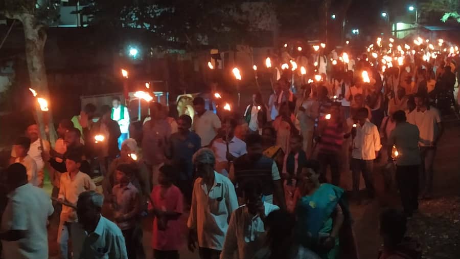 ದೇವನಹಳ್ಳಿಯ ಚನ್ನರಾಯಪಟ್ಟಣ ಹೋಬಳಿಯ ಹ್ಯಾಡಾಳ ಮತ್ತು ಗೋಖರೆ ಬಚ್ಚಹಳ್ಳಿ ಗ್ರಾಮದಲ್ಲಿ ಭೂ ಸ್ವಾಧೀನ ವಿರೋಧಿಸಿ ನಡೆದ ಪಂಜಿನ ಮೆರವಣಿಗೆ