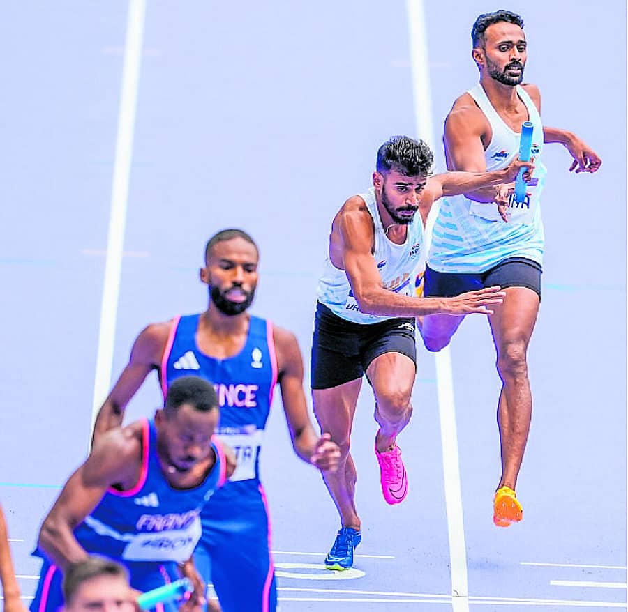 <div class="paragraphs"><p>ಪ್ಯಾರಿಸ್‌ ಒಲಿಂಪಿಕ್ಸ್‌ ಪುರುಷರ 4 x 400 ಮೀ. ರಿಲೆ ಹೀಟ್‌ ರೇಸ್‌ನಲ್ಲಿ ಓಡುತ್ತಿರುವ ಭಾರತದ ಮುಹಮ್ಮೆದ್‌ ಅಜ್ಮಲ್‌ ಮತ್ತು ಮುಹಮ್ಮೆದ್‌ ಅನಾಸ್‌ ಯಾಹಿಯಾ (ಬಿಳಿ ಧಿರಿಸು) – ಪಿಟಿಐ ಚಿತ್ರ</p></div>