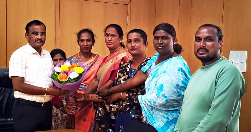 ರಾಮನಗರದ ಜಿಲ್ಲಾಧಿಕಾರಿ ಕಚೇರಿಯಲ್ಲಿ ಲಿಂಗತ್ವ ಹಾಗೂ ಲೈಂಗಿಕ ಅಲ್ಪಸಂಖ್ಯಾತರು ಹೆಚ್ಚುವರಿ ಜಿಲ್ಲಾಧಿಕಾರಿಯನ್ನು ಭೇಟಿ ಮಾಡಿ ಮೂರು ತಿಂಗಳಿಗೊಮ್ಮೆ ಜಿಲ್ಲಾ ಕೋಶ ಸಮಿತಿ ಸಭೆಯನ್ನು ಆಯೋಜಿಸುವಂತೆ ಮನವಿ ಮಾಡಿದರು