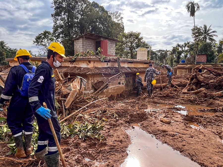 ಭೂಕುಸಿತದ ಪ್ರದೇಶಗಳಲ್ಲಿ ಭಾರತೀಯ ನೌಕಾಪಡೆಯ ಪ್ರಕೃತಿ ವಿಕೋಪ ನಿರ್ವಹಣೆ ತಂಡದ ಸದಸ್ಯರು ಶೋಧ ಕಾರ್ಯದಲ್ಲಿ ತೊಡಗಿದ್ದರು –ಪಿಟಿಐ ಚಿತ್ರ