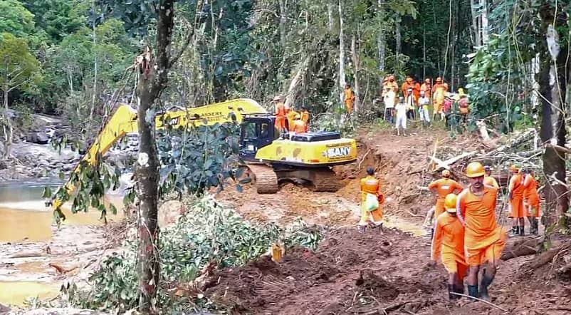 <div class="paragraphs"><p>ವಯನಾಡು ಜಿಲ್ಲೆಯಲ್ಲಿ ನಡೆಯುತ್ತಿರುವ ರಕ್ಷಣಾ ಕಾರ್ಯಾಚರಣೆ</p></div>