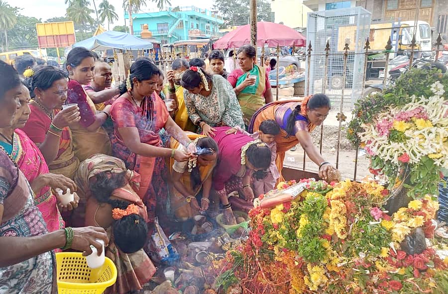 ದೊಡ್ಡಬಳ್ಳಾಪುರ ತಾಲ್ಲೂಕಿನ ಘಾಟಿ ಕ್ಷೇತ್ರದಲ್ಲಿ ನಾಗರಪಂಚಮಿ ಅಂಗವಾಗಿ ಶುಕ್ರವಾರ  ನಾಗರಕಲ್ಲುಗಳಿಗೆ ಮಹಿಳೆಯರು ಪೂಜೆ ಸಲ್ಲಿಸಿದರು   