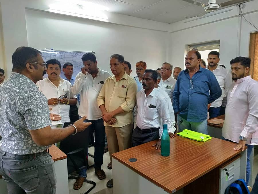 ಹೆಜಮಾಡಿ ಟೋಲ್ ಪ್ಲಾಝಾದಲ್ಲಿ ಟೋಲ್ ವಿರೋಧಿ ಹೋರಾಟ ಸಮಿತಿಯ ಪದಾಧಿಕಾರಿಗಳು ಮಾತುಕತೆ ನಡೆಸಿದರು