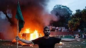 <div class="paragraphs"><p>ಬಾಂಗ್ಲಾದೇಶದಲ್ಲಿ ನಡೆದ ಪತ್ರಿಭಟನೆಯಲ್ಲಿ ವ್ಯಕ್ತಿಯೊಬ್ಬ ಬಾಂಗ್ಲಾ ಧ್ವಜ ಹಿಡಿದಿರುವುದು</p></div>