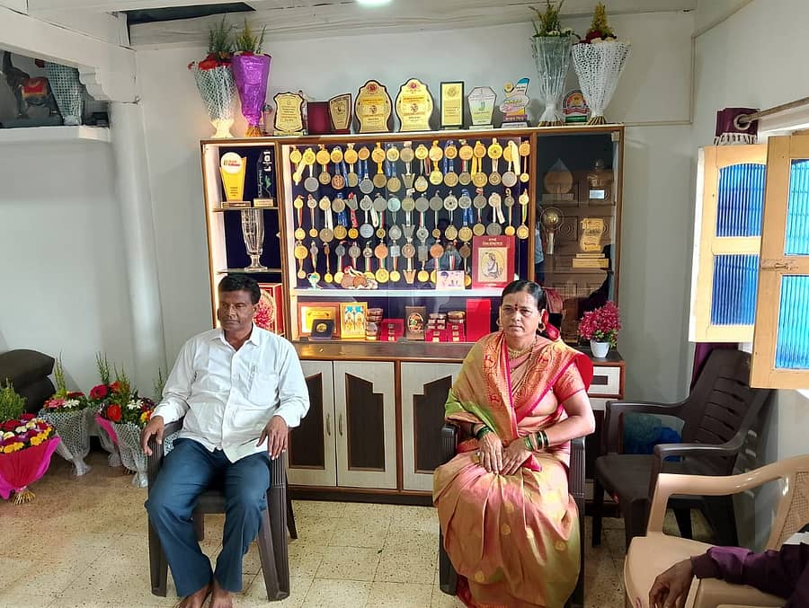 ಮಹಾರಾಷ್ಟ್ರದ ಕೊಲ್ಹಾಪುರ ಜಿಲ್ಲೆಯ ರಾಧಾನಗರಿ ತಾಲ್ಲೂಕಿನ ಕಂಬಳವಾಡಿಯಲ್ಲಿ ಸ್ವಪ್ನಿಲ್ ಅವರ ತಂದೆ ಸುರೇಶ ಕುಸಾಳೆ ಮತ್ತು ತಾಯಿ ಅನಿತಾ ಕುಸಾಳೆ