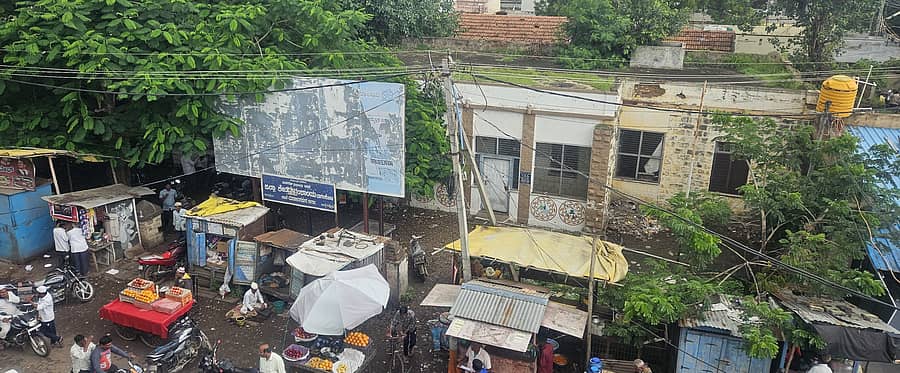 ಮಹಾಲಿಂಗಪುರದ ಹಳೆಯ ಸರ್ಕಾರಿ ಆಸ್ಪತ್ರೆ ಕಟ್ಟಡ ಶಿಥಿಲಾವಸ್ಥೆಯಲ್ಲಿರುವುದು