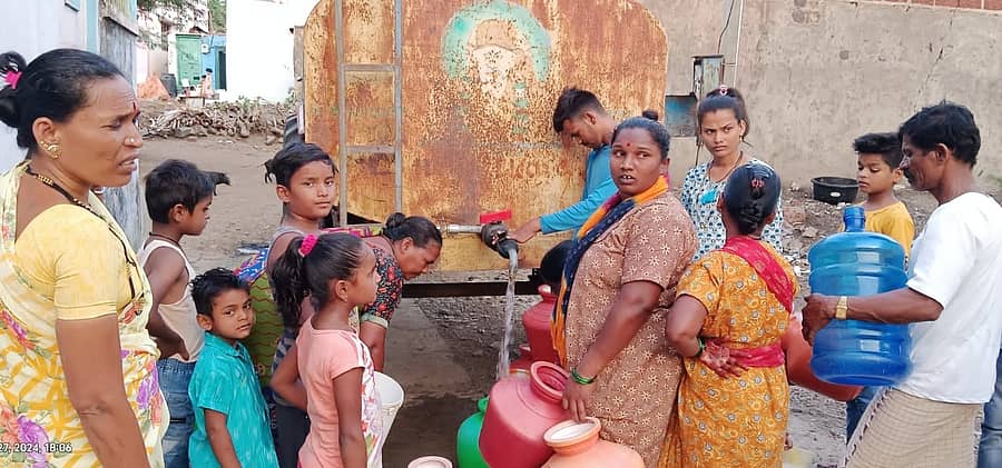 ಬೀದರ್ ತಾಲ್ಲೂಕಿನ ಜನವಾಡದಲ್ಲಿ ಜನ ಟ್ಯಾಂಕರ್ ನೀರು ಪಡೆಯುತ್ತಿರುವುದು