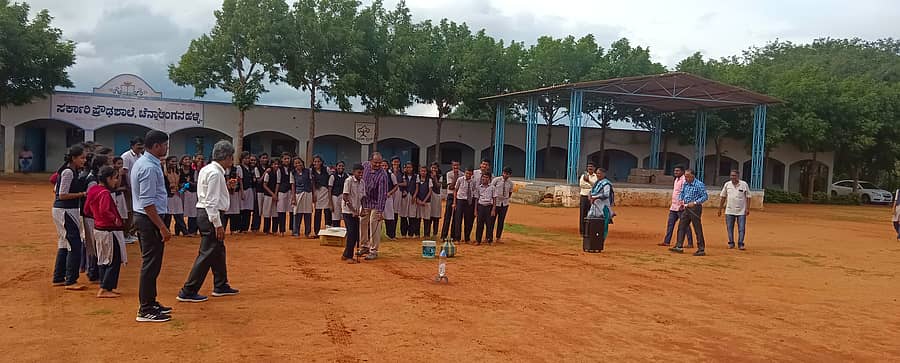 ಹನೂರು ತಾಲೂಕಿನ ಚೆನ್ನಾಲಿಂಗನ ಹಳ್ಳಿ ಸರ್ಕಾರಿ ಪ್ರೌಢಶಾಲೆಯಲ್ಲಿ ವಿದ್ಯಾರ್ಥಿಗಳು ರಾಕೆಟ್ ಪ್ರಾತ್ಯಕ್ಷಿಕೆ ತಯಾರಿಸಿ ಹಾರಿಬಿಟ್ಟು ಸಂಭ್ರಮಿಸಿದರು