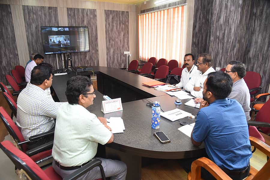 ಹಾವೇರಿ ಜಿಲ್ಲೆಯ ಶಾಲೆ ಹಾಗೂ ಪದವಿ ಪೂರ್ವ ಕಾಲೇಜುಗಳ ಪಾಲಕರ ಜೊತೆ ಜಿಲ್ಲಾ ಪಂಚಾಯಿತಿ ಸಿಇಒ ಅಕ್ಷಯ್ ಶ್ರೀಧರ್ ಹಾಗೂ ಶಾಲಾ ಶಿಕ್ಷಣ ಇಲಾಖೆ ಅಧಿಕಾರಿಗಳು ವಿಡಿಯೊ ಕಾನ್ಫರೆನ್ಸ್ ಮೂಲಕ ಶನಿವಾರ ಸಭೆ ನಡೆಸಿದರು