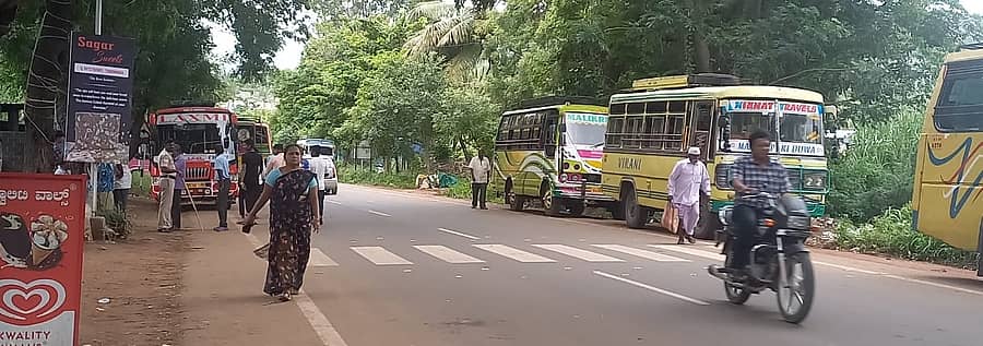 ಗೋಕಾಕ ಹಾಗೂ ಫಾಲ್ಸ್ ಮಧ್ಯೆ ಇರುವ ಚಿಕ್ಕೊಳ್ಳಿ ಸೇತುವೆ ಬಳಿ ನಿರ್ಮಾಣವಾದ ತಾತ್ಕಾಲಿಕ ನಿಲ್ದಾಣ 