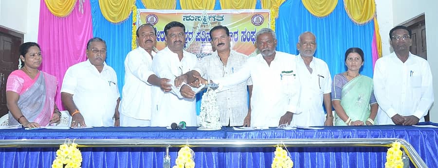 ಹಿರಿಯೂರಿನ ರೋಟರಿ ಸಭಾಭವನದಲ್ಲಿ ನಡೆದ ತೇರುಮಲ್ಲೇಶ್ವರ ಪತ್ತಿನ ಸಹಕಾರ ಸಂಘದ ಸರ್ವಸದಸ್ಯರ ವಾರ್ಷಿಕ ಮಹಾಸಭೆಯನ್ನು ಗಣ್ಯರು ಉದ್ಘಾಟಿಸಿದರು