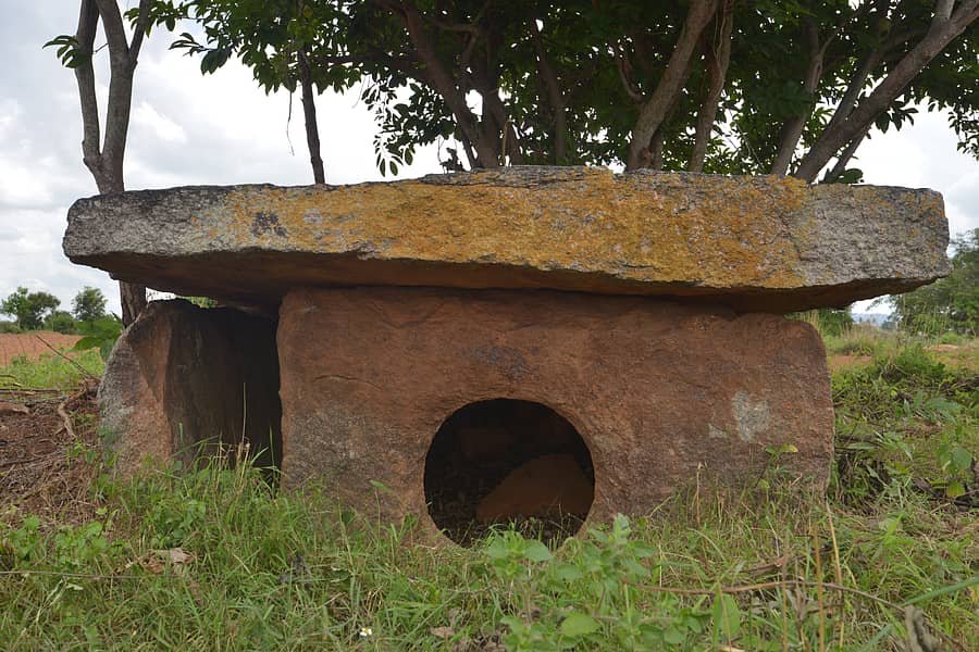 ರಾಮನಗರ ತಾಲ್ಲೂಕಿನ ಚಿಕ್ಕಸೂಲಿಕೆರೆ ಗ್ರಾಮದ ಬೆಟ್ಟ ಪ್ರದೇಶದಲ್ಲಿ ಪತ್ತೆಯಾಗಿರುವ ಬೃಹತ್ ಶಿಲಾಯುಗದ ಸಮಾಧಿ
ಚಿತ್ರಗಳು: ಬಿ. ಶಶಿಕುಮಾರ್