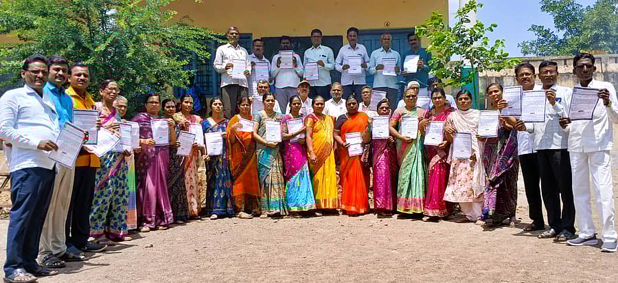 ಅಫಜಲಪುರ ತಾಲ್ಲೂಕಿನ ಗೊಬ್ಬುರ (ಬಿ) ಸರ್ಕಾರಿ ಹಿರಿಯ ಪ್ರಾಥಮಿಕ ಶಾಲೆಯಲ್ಲಿ ಶನಿವಾರ ಬೆಂಗಳೂರು ಚಲೊ ಕಾರ್ಯಕ್ರಮ ಕುರಿತು ಸಮಾಲೋಚನೆ ಹಾಗೂ ಭಿತ್ತಿ ಪತ್ರ ಪ್ರದರ್ಶನ ಕಾರ್ಯಕ್ರಮದಲ್ಲಿ ಭಾಗವಹಿಸಿರುವ ಶಿಕ್ಷಕರು ಹಾಗೂ ಸಂಘದ ಸದಸ್ಯರು