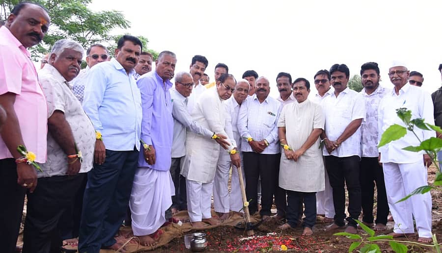 ಬ್ಯಾಡಗಿ ಪಟ್ಟಣದ ಶಿಡೇನೂರ ರಸ್ತೆಯಲ್ಲಿ ₹ 4 ಕೋಟಿ ವೆಚ್ಚದಲ್ಲಿ ಸುಸಜ್ಜಿತ ಸಮುದಾಯ ಭವನ ನಿರ್ಮಾಣಕ್ಕೆ ವರ್ತಕರ ಸಂಘದ ಅಧ್ಯಕ್ಷ, ಮಾಜಿ ಶಾಸಕ ಸುರೇಶಗೌಡ್ರ ಪಾಟೀಲ ಶುಕ್ರವಾರ ಭೂಮಿಪೂಜೆ ನೆರವೇರಿಸಿದರು