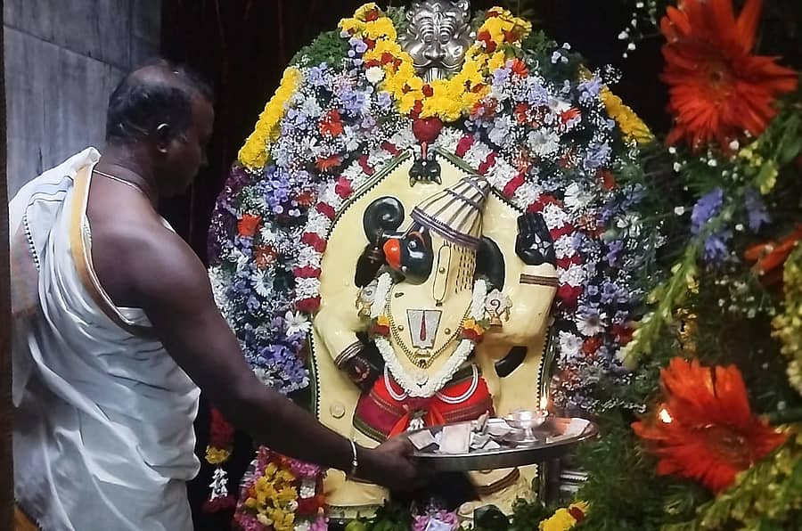 ಹಲಗೂರು ಸಮೀಪದ ಮುತ್ತತ್ತಿಯಲ್ಲಿ ಬೆಣ್ಣೆಯಲ್ಲಿ ಅಲಂಕಾರಗೊಂಡ ಅಂಜನೇಯ ಸ್ವಾಮಿಗೆ ಅರ್ಚಕ ರವಿ ಮಂಗಳಾರತಿ ಮಾಡಿದರು.