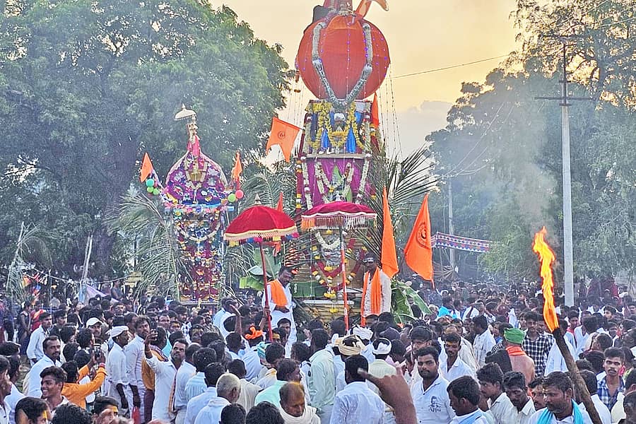 ಕವಿತಾಳ ಸಮೀಪದ ಹಾಲಾಪುರದಲ್ಲಿ ಕರಿಯಪ್ಪ ತಾತನ ಜಾತ್ರೆ ನಿಮಿತ್ತ ಶುಕ್ರವಾರ ರಥೋತ್ಸವ ಅದ್ದೂರಿಯಾಗಿ ಜರುಗಿತು