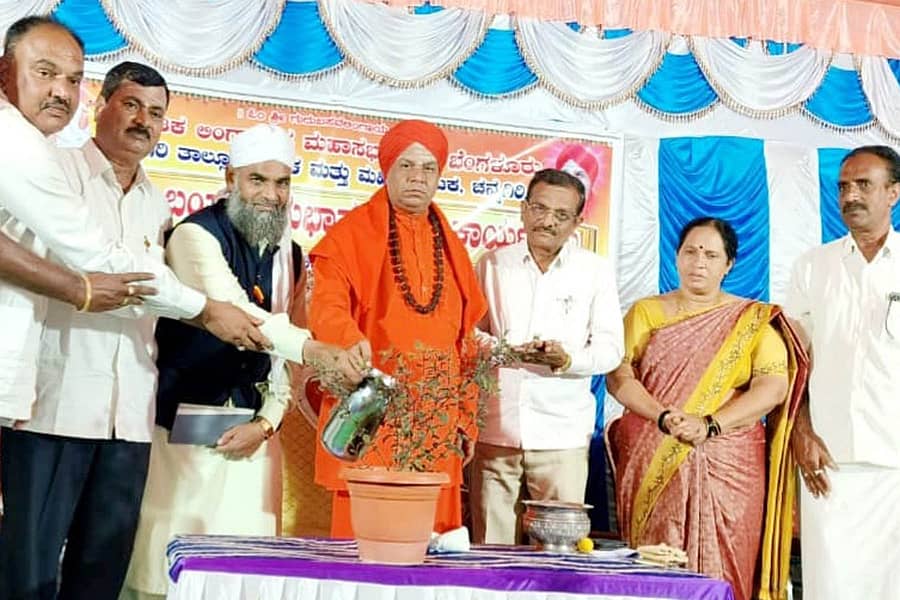 ಚನ್ನಗಿರಿ ತಾಲ್ಲೂಕು ಹೊದಿಗೆರೆ ಗ್ರಾಮದಲ್ಲಿ ಈಚೆಗೆ ನಡೆದ ಶ್ರಾವಣ ಸಂಜೆ ಕಾರ್ಯಕ್ರಮವನ್ನು ಗುರುಬಸವ ಸ್ವಾಮೀಜಿ ಉದ್ಘಾಟಿಸಿದರು