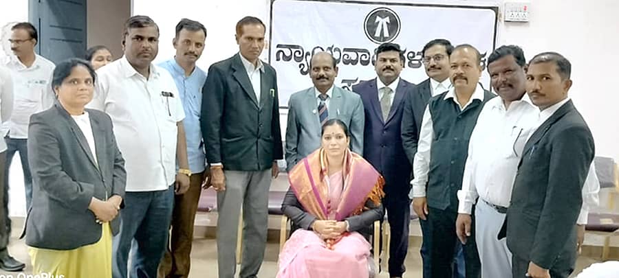ಸವದತ್ತಿಯಲ್ಲಿ ಪದೋನ್ನತ್ತಿ ಹೊಂದಿ ವರ್ಗಾವಣೆ ಹೊಂದಿದ ನ್ಯಾಯಾಧೀಶೆ ಸುಮಲತಾ ಬೆಣ್ಣಿಕಲ್ಲ ಅವರನ್ನು ಗೌರವಿಸಲಾಯಿತು