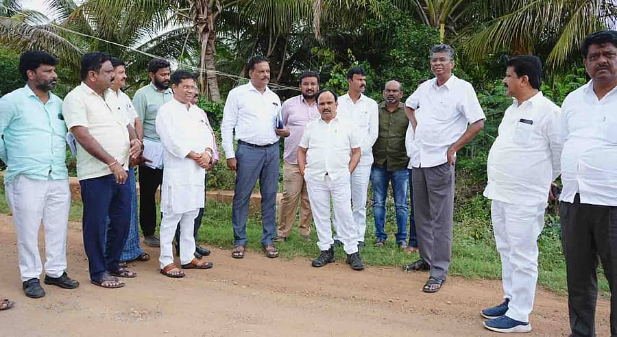 ಹಿರಿಯೂರಿನಲ್ಲಿ ಸಚಿವರಾದ ಡಿ. ಸುಧಾಕರ್, ಸತೀಶ್ ಜಾರಕಿಹೊಳಿ ಅವರು ಮರಡಿಹಳ್ಳಿ–ಹರಿಯಬ್ಬೆ ರಸ್ತೆ ಪರಿಶೀಲಿಸಿದರು. ಶಾಸಕ ಟಿ. ರಘುಮೂರ್ತಿ ಹಾಗೂ ಇಲಾಖೆ ಎಂಜಿನಿಯರ್‌ಗಳು ಉಪಸ್ಥಿತರಿದ್ದರು