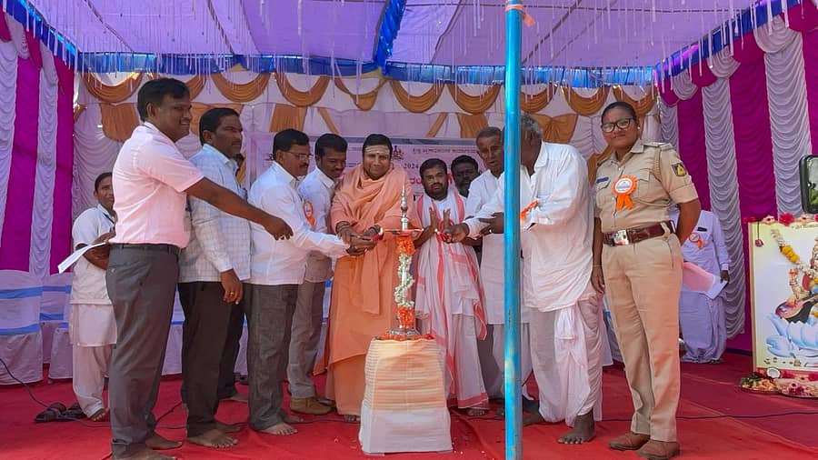 ತುರ್ವಿಹಾಳ ಸಮೀಪದ ಗುಂಜಳ್ಳಿ ಕ್ಯಾಂಪಿನ ಶರಣಬಸವಯ್ಯ ತಾತನವರ ವಸತಿ ಶಾಲೆಯಲ್ಲಿ ಶನಿವಾರ ನಡೆದ ‘ತುರ್ವಿಹಾಳ ಮಟ್ಟದ ಪ್ರತಿಭಾ ಕಾರಂಜಿ’ ಕಾರ್ಯಕ್ರಮವನ್ನು ಅಮರಗುಂಡಯ್ಯ ಶಿವಾಚಾರ್ಯರು, ಮಾದಯ್ಯ ಗುರುವಿನ್ ಉದ್ಘಾಟಿಸಿದರು