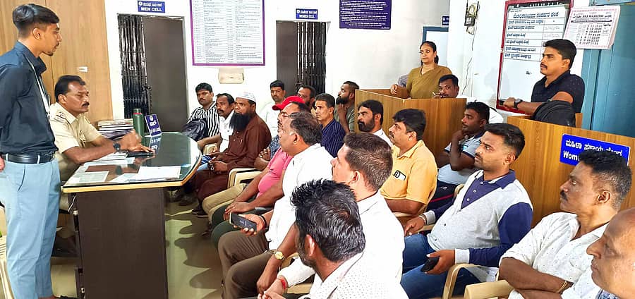 ವಿಜಯಪುರ ಪೊಲೀಸ್ ಠಾಣೆಯಲ್ಲಿ ಉದ್ಯಮಿಗಳಿಗೆ ಜಾಗೃತಿ ಕಾರ್ಯಕ್ರಮ ನಡೆಯಿತು