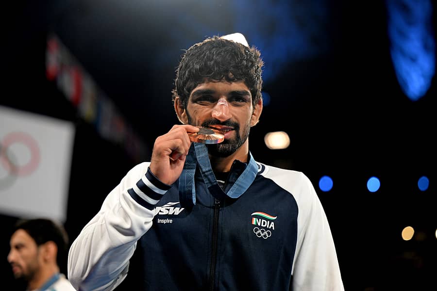 <div class="paragraphs"><p>ಭಾರತದ ಅಮನ್ ಸೆಹ್ರಾವತ್ ಅವರು ಪ್ಯಾರಿಸ್ ಒಲಿಂಪಿಕ್ ಕೂಟದ ಪುರುಷರ 57 ಕೆ.ಜಿ ಫ್ರೀಸ್ಟೈಲ್ ಕುಸ್ತಿಯಲ್ಲಿ ಗೆದ್ದ ಕಂಚಿನ ಪದಕವನ್ನು ಕಚ್ಚಿ ಸಂಭ್ರಮಿಸಿದರು </p></div>