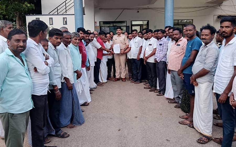 ಕನಕಗಿರಿಯ ಪಿಐ ಎಂ.ಡಿ.ಫೈಜುಲ್ಲಾ ಅವರಿಗೆ ಪಂಚಮಸಾಲಿ ಸಮಾಜ ಬಾಂಧವರು ಶುಕ್ರವಾರ ಮನವಿ ಸಲ್ಲಿಸಿದರು