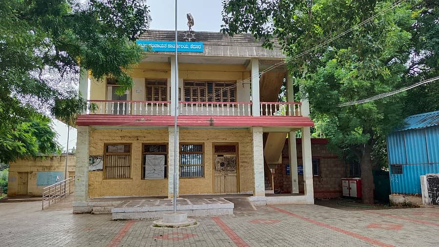 ಕೆರೂರ ಪಟ್ಟಣ ಪಂಚಾಯಿತಿ ಕಾರ್ಯಾಲಯ