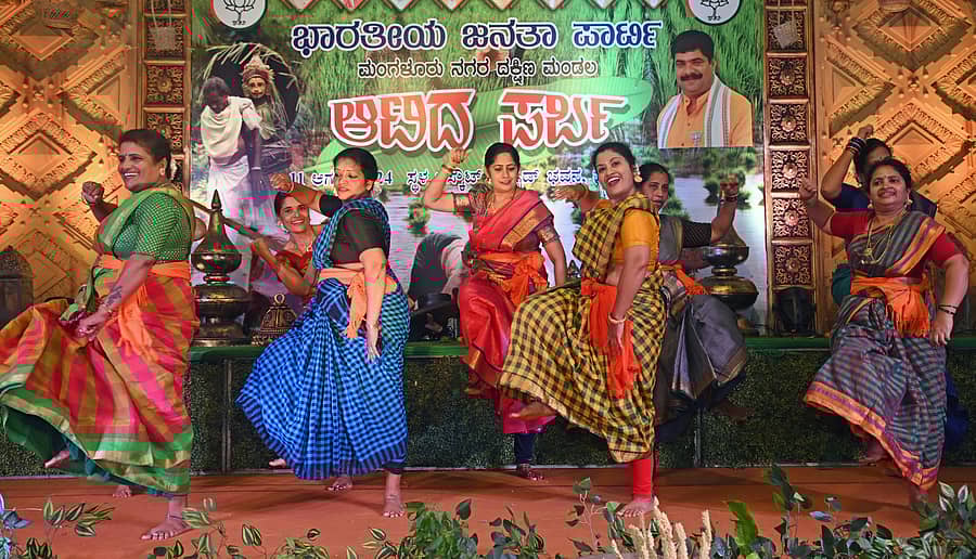 ಆಟಿದ ಪರ್ಬದಲ್ಲಿ ತುಳುನಾಡಿನ ಜಾನಪದ ನೃತ್ಯದ ಸೊಬಗು -ಪ್ರಜಾವಾಣಿ ಚಿತ್ರ