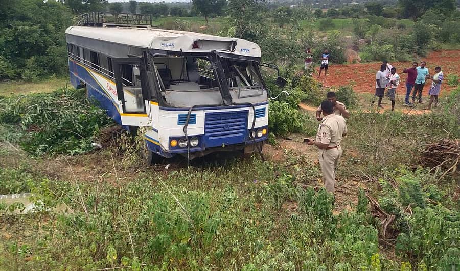 ಗುಡಿಬಂಡೆ ತಾಲ್ಲೂಕು ಹೆದ್ದಾರಿ ರಸ್ತೆ ಚಂಡೂರು ಕ್ರಾಸ್ ಬಳಿ ಬಸ್ ಅಪಘಾತಕ್ಕೆ ಒಳಗಾಗಿರುವುದು