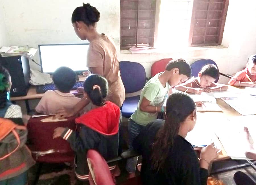 ನರೇಗಲ್‌ ಸಮೀಪದ ಕೋಟುಮಚಗಿಯ ಗ್ರಾಮೀಣ ಗ್ರಂಥಾಲಯದಲ್ಲಿ ವಿದ್ಯಾರ್ಥಿಗಳು ಹೋಂವರ್ಕ್‌ ಮಾಡುತ್ತಿರುವುದು ಹಾಗೂ ಕಂಪ್ಯೂಟರ್‌ ಬಳಕೆ ಮಾಡುತ್ತಿರುವುದು