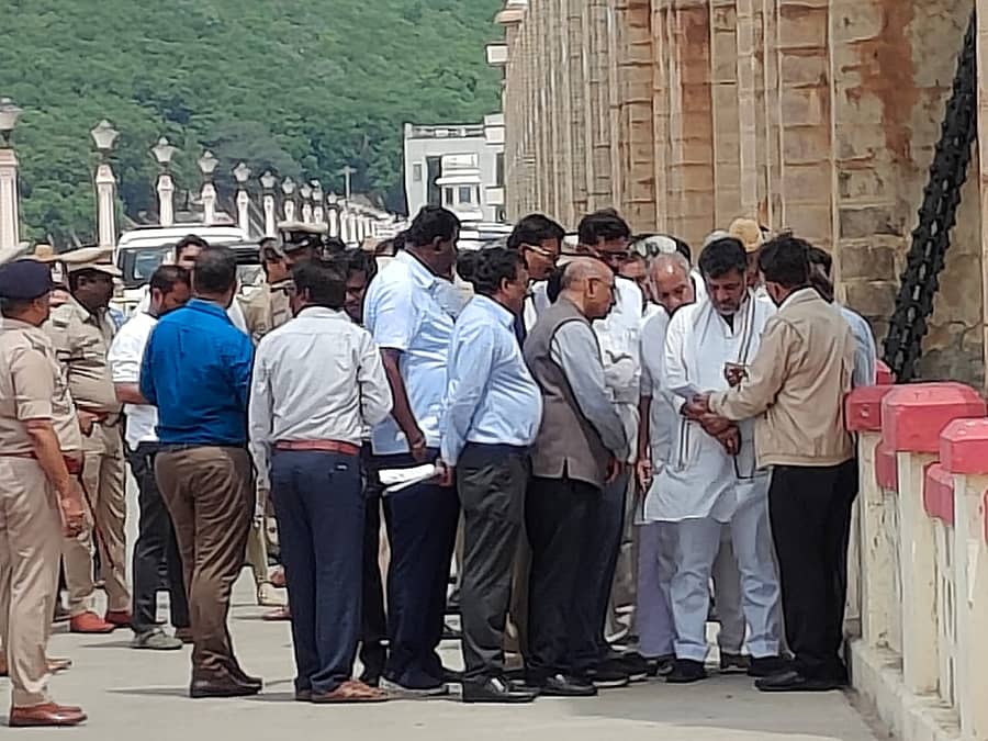 <div class="paragraphs"><p>ಡಿ.ಕೆ. ಶಿವಕುಮಾರ್ ತುಂಗಭದ್ರಾ ಜಲಾಶಯದಲ್ಲಿ ತುಂಡಾದ ಗೇಟ್ ಪರಿಶೀಲಿಸಿದರು</p></div>