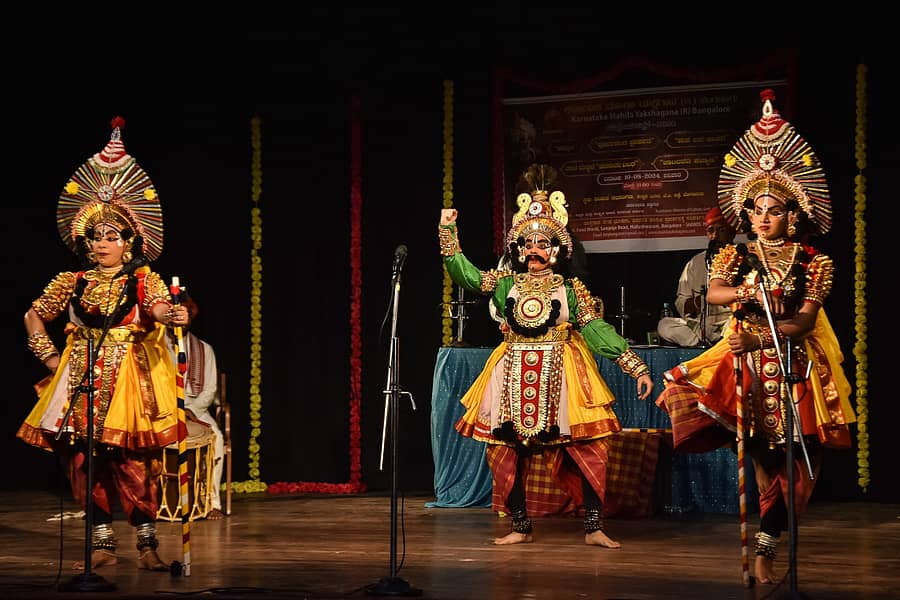 ಕರ್ನಾಟಕ ಮಹಿಳಾ ಯಕ್ಷಗಾನ ಸಂಸ್ಥೆ ನಗರದಲ್ಲಿ ಏರ್ಪಡಿಸಿದ್ದ ಯಕ್ಷಗಾನ ಉತ್ಸವದಲ್ಲಿ ಕಲಾವಿದೆಯರಿಂದ ಯಕ್ಷಗಾನ ಪ್ರದರ್ಶನ ನಡೆಯಿತು