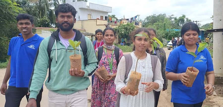 ಆನೇಕಲ್ ತಾಲ್ಲೂಕಿನ ಇಂಡ್ಲವಾಡಿ ಗ್ರಾಮದಲ್ಲಿ ರಾಮಮನೋಹರ್ ಲೋಹಿಯಾ ಕಾನೂನು ಮಹಾವಿದ್ಯಾಲಯದ ವತಿಯಿಂದ ಆಯೋಜಿಸಿದ್ದ ಎನ್ಎಸ್ಎಸ್ ಶಿಬಿರದಲ್ಲಿ ವಿದ್ಯಾರ್ಥಿಗಳು ಶ್ರಮದಾನದಲ್ಲಿ ಭಾಗಿಯಾಗಿದ್ದರು