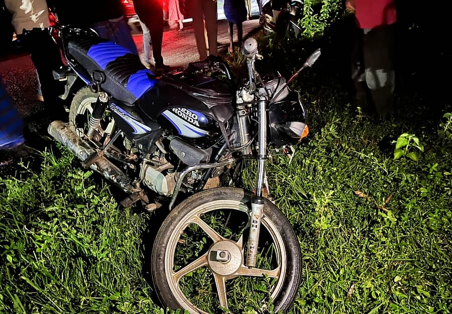 ನಾಗಮಂಗಲ ತಾಲ್ಲೂಕಿನ ಕೆಸುವಿನಕಟ್ಟೆ ಗ್ರಾಮದ ಬಳಿ ರಸ್ತೆಯಲ್ಲಿ ಬಿದ್ದಿದ್ದ ಮರದ ಕೊಂಬೆಗೆ ಡಿಕ್ಕಿ ಹೊಡೆದು ನಜ್ಜುಗುಜ್ಜಾಗಿರುವ ಬೈಕ್