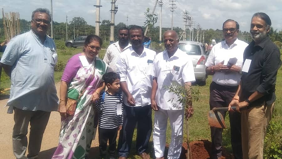 ಅದಮ್ಯ ಚೇತನ ಸಂಸ್ಥೆಯಿಂದ ವಿಜಯನಗರ 4ನೇ ಹಂತ ಬಳಿಯ ಎಸ್‌ಬಿಐ ಆಫೀಸರ್ಸ್‌ ಲೇಔಟ್‌ನಲ್ಲಿ 100 ಸಸಿಗಳನ್ನು ನೆಡಲಾಯಿತು