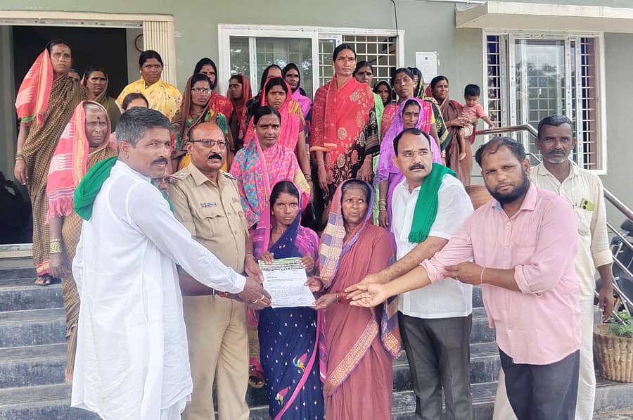 ಕರ್ನಾಟಕ ರಾಜ್ಯ ರೈತ ಸಂಘ ಹಾಗೂ ಹಸಿರು ಸೇನೆ ಪದಾಧಿಕಾರಿಗಳು ಹಾಗೂ ಗ್ರಾಮದ ಮಹಿಳೆಯರು ಕೆಂಭಾವಿ ಪೊಲೀಸ್ ಠಾಣೆಯ ಪಿಎಸ್ಐಗೆ ಭೇಟಿ ನೀಡಿ ಮನವಿ ಸಲ್ಲಿಸಲಾಯಿತು