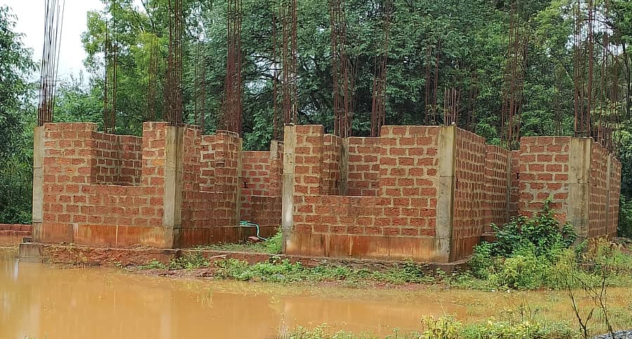 ಶಿರಸಿಯ ಮರಾಠಿಕೊಪ್ಪದ ವಿಶಾಲನಗರದಲ್ಲಿ ಪೌರ ಕಾರ್ಮಿಕರಿಗೆ ವಸತಿಗಾಗಿ ನಿರ್ಮಿಸುತ್ತಿರುವ ವಸತಿ ಸಮುಚ್ಛಯ ಅರೆಬರೆಯಾಗಿ ನಿಂತಿರುವುದು