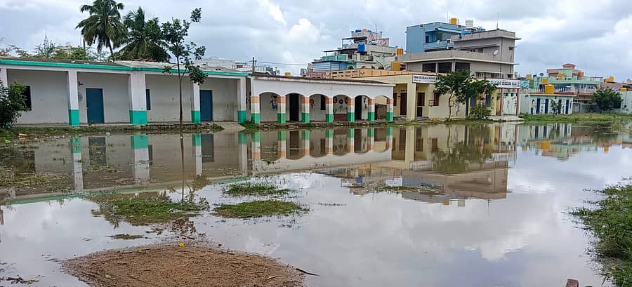 ಬೇತಮಂಗಲ ಸರ್ಕಾರಿ ಮಾದರಿ ಕನ್ನಡ ಹಿರಿಯ ಪ್ರಾಥಮಿಕ ಶಾಲಾ ಆವರಣದಲ್ಲಿ ಮಳೆ ನೀರು ನಿಂತು ಕೆರೆಯಂತಾಗಿರುವುದು 