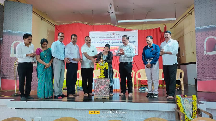 ಕುಂದಾಪುರ ಸಮೀಪದ ಕೋಟೇಶ್ವರದಲ್ಲಿ ಭಾನುವಾರ ನಡೆದ ತಾಲ್ಲೂಕು ಮಟ್ಟದ ಪ್ರಾಥಮಿಕ ಹಾಗೂ ಪ್ರೌಢಶಾಲಾ ವಿದ್ಯಾರ್ಥಿಗಳ ಕುಸ್ತಿ ಪಂದ್ಯಾಟವನ್ನು ಶಾಸಕ ಕಿರಣ್ಕುಮಾರ್ ಕೊಡ್ಗಿ ಉದ್ಘಾಟಿಸಿದರು.