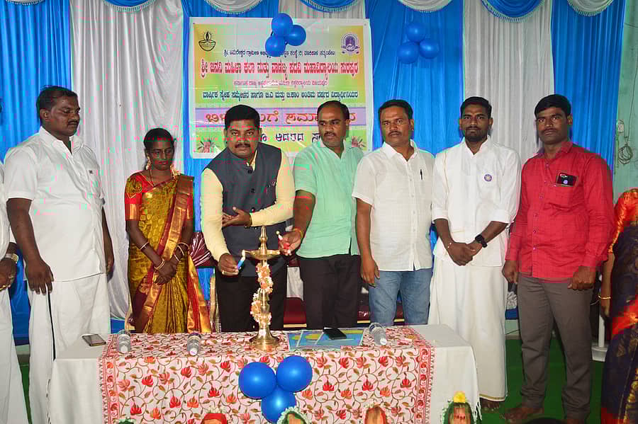 <div class="paragraphs"><p>ಸುರಪುರದ ಜನನಿ ಮಹಿಳಾ ಕಾಲೇಜಿನಲ್ಲಿ ಭಾನುವಾರ ಏರ್ಪಡಿಸಿದ್ದ ಬೀಳ್ಕೊಡುಗೆ ಸಮಾರಂಭವನ್ನು ಶಹಾಪುರ ಎಸ್ಡಿಎಂ ಮಹಿಳಾ ಕಾಲೇಜು ಪ್ರಾಚಾರ್ಯ ಶಿವಲಿಂಗಣ್ಣ ಸಾಹು ಉದ್ಘಾಟಿಸಿದರು</p></div>