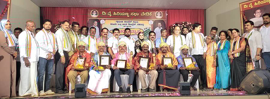 ಪಡುಬಿದ್ರಿಯಲ್ಲಿ ಕಾಂಗ್ರೆಸ್ ವತಿಯಿಂದ ನಡೆದ ಆಟಿದ ತಮ್ಮನ ಕಾರ್ಯಕ್ರಮದಲ್ಲಿ ಸಾಧಕರನ್ನು ಸನ್ಮಾನಿಸಲಾಯಿತು.