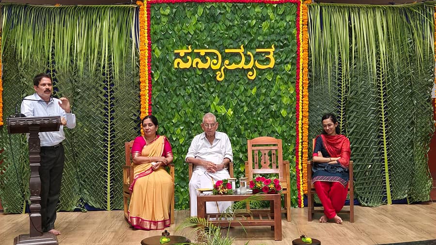 ವಕ್ವಾಡಿ ಗುರುಕುಲದಲ್ಲಿ ನಡೆದ ಸಸ್ಯಾಮೃತ ಕಾರ್ಯಕ್ರಮದಲ್ಲಿ ಡಾ.ಮೊಹಮ್ಮದ್ ರಫೀಕ್ ಮಾತನಾಡಿದರು